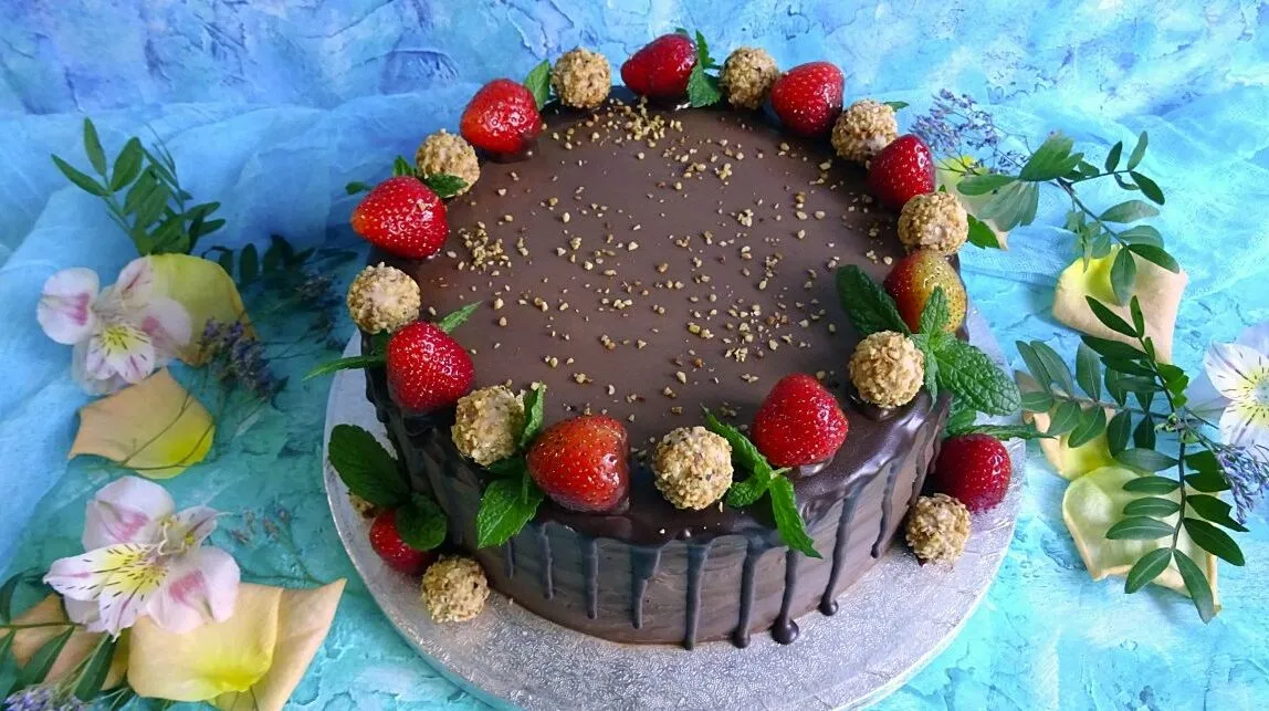 dekoracja tortu czekoladowego ganache owoce