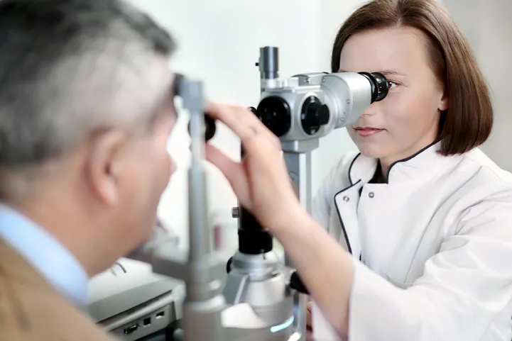 Checklista przed wizytą u okulisty, co zabrać do okulisty