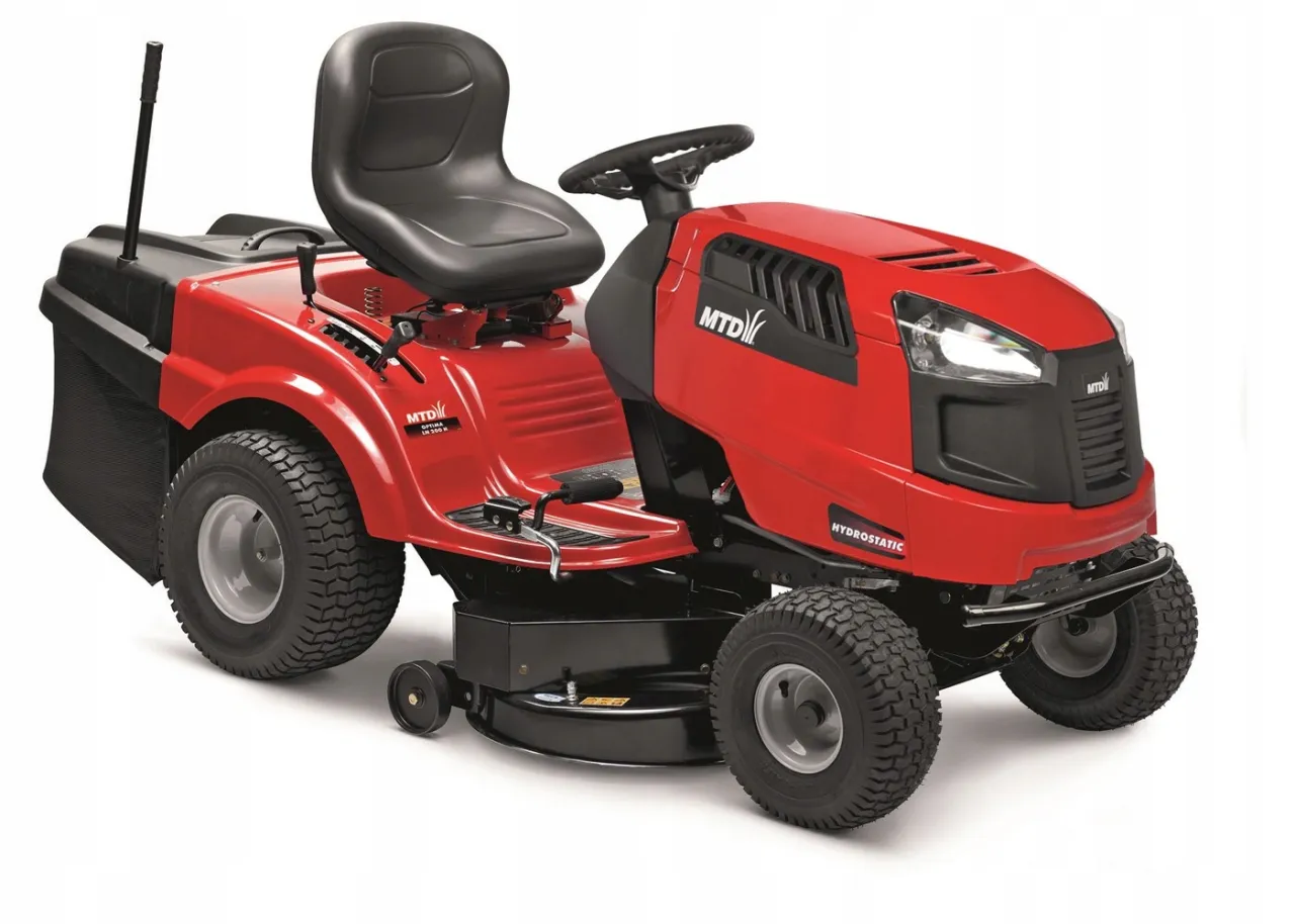 Czerwona kosiarka traktorek MTD, używany model z koszem na trawę, gotowy do pracy w ogrodzie.