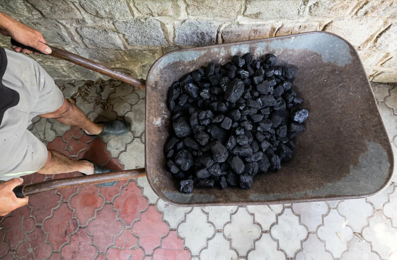 Wózek z węglem, przygotowany do transportu. Dowiedz się, jak uzyskać dofinansowanie do węgla, by ogrzać dom.