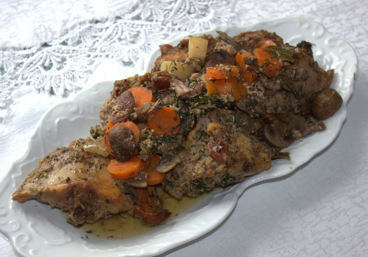 marynowany królik w naczyniu