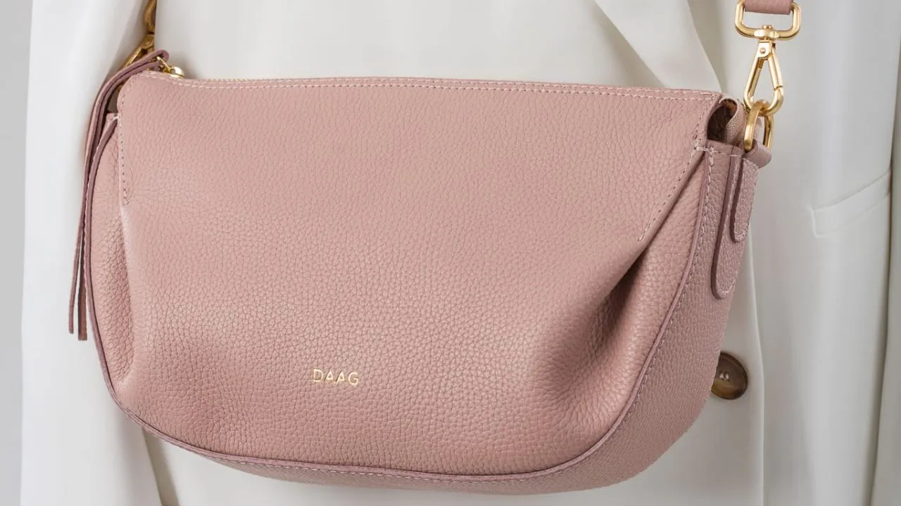 Pudrowy róż dodatki buty torebki biżuteria