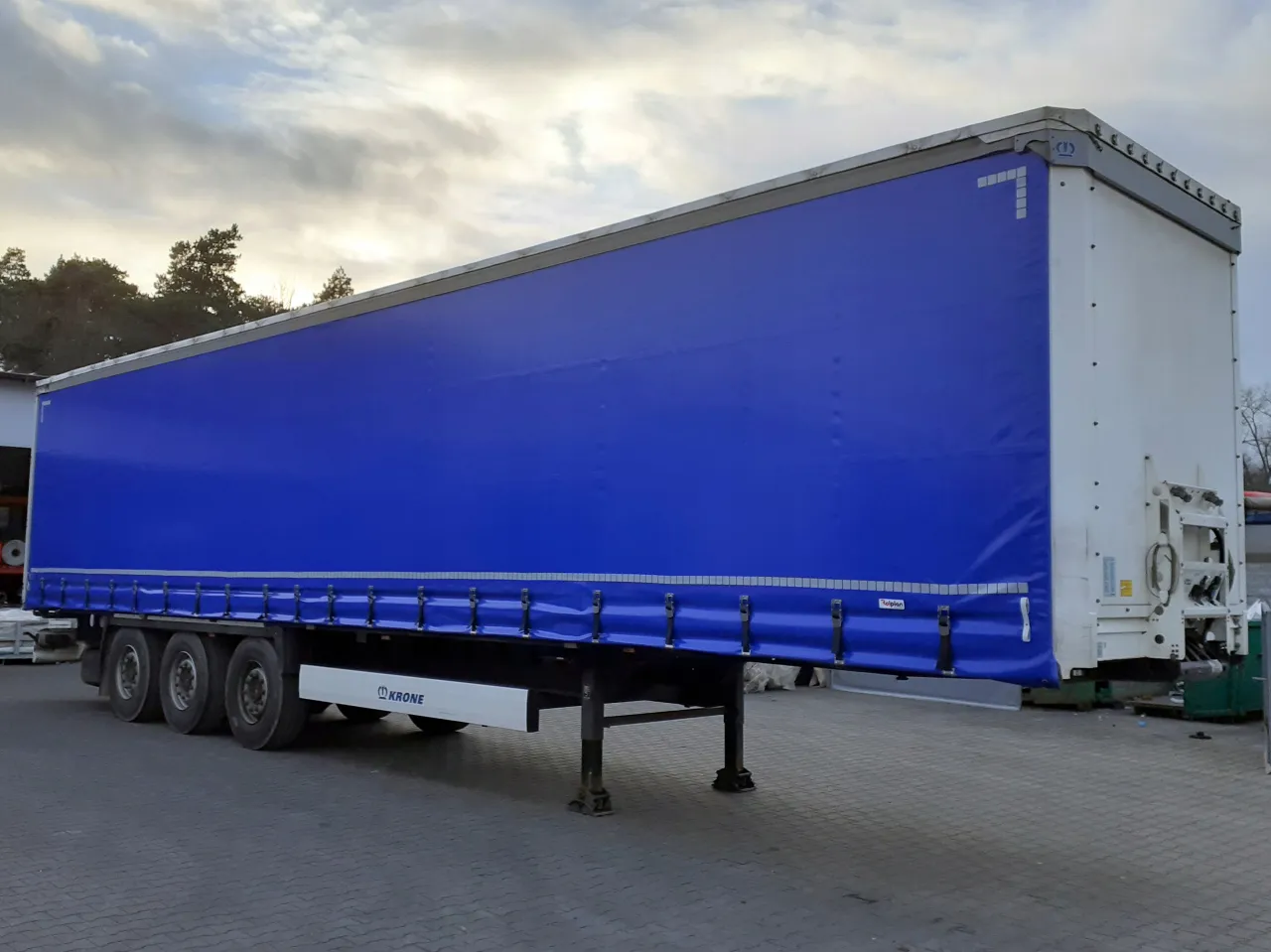 różne typy naczep ciężarowych (firanka, chłodnia, wywrotka)