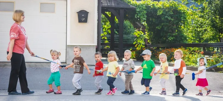 dzieci na spacerze z opiekunami przedszkole
