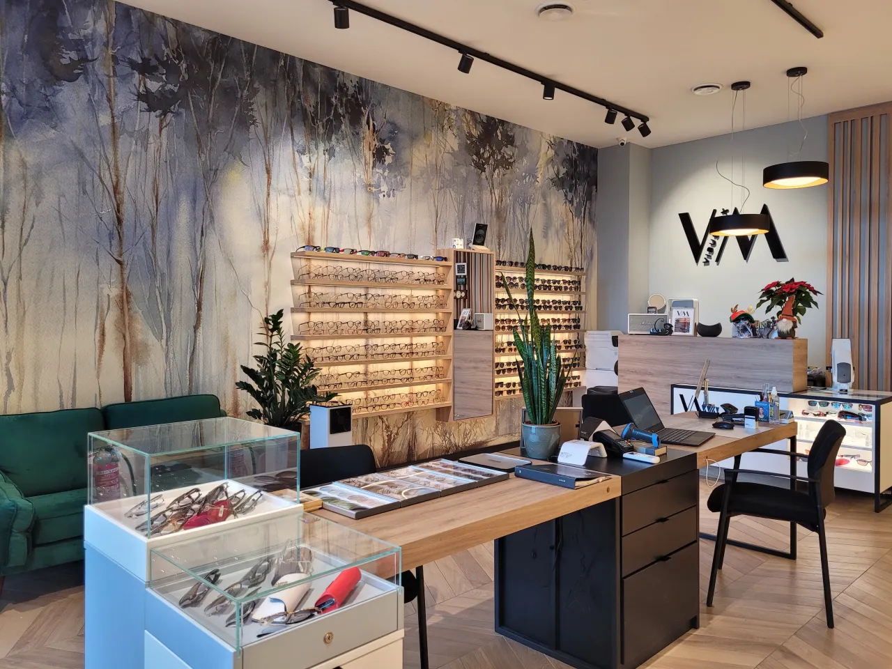 optometrysta bada wzrok w salonie optycznym