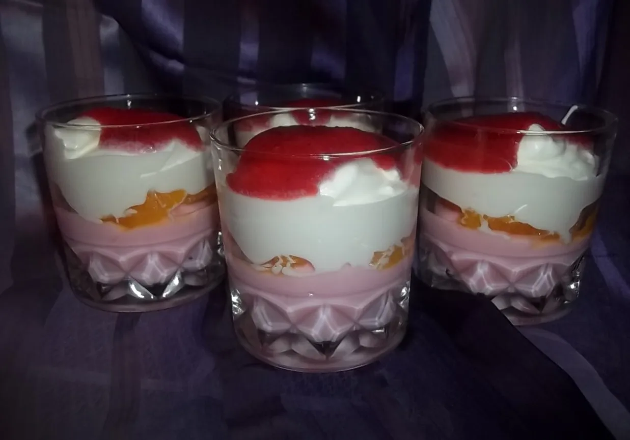 deser warstwowy z budyniem i owocami w słoiku