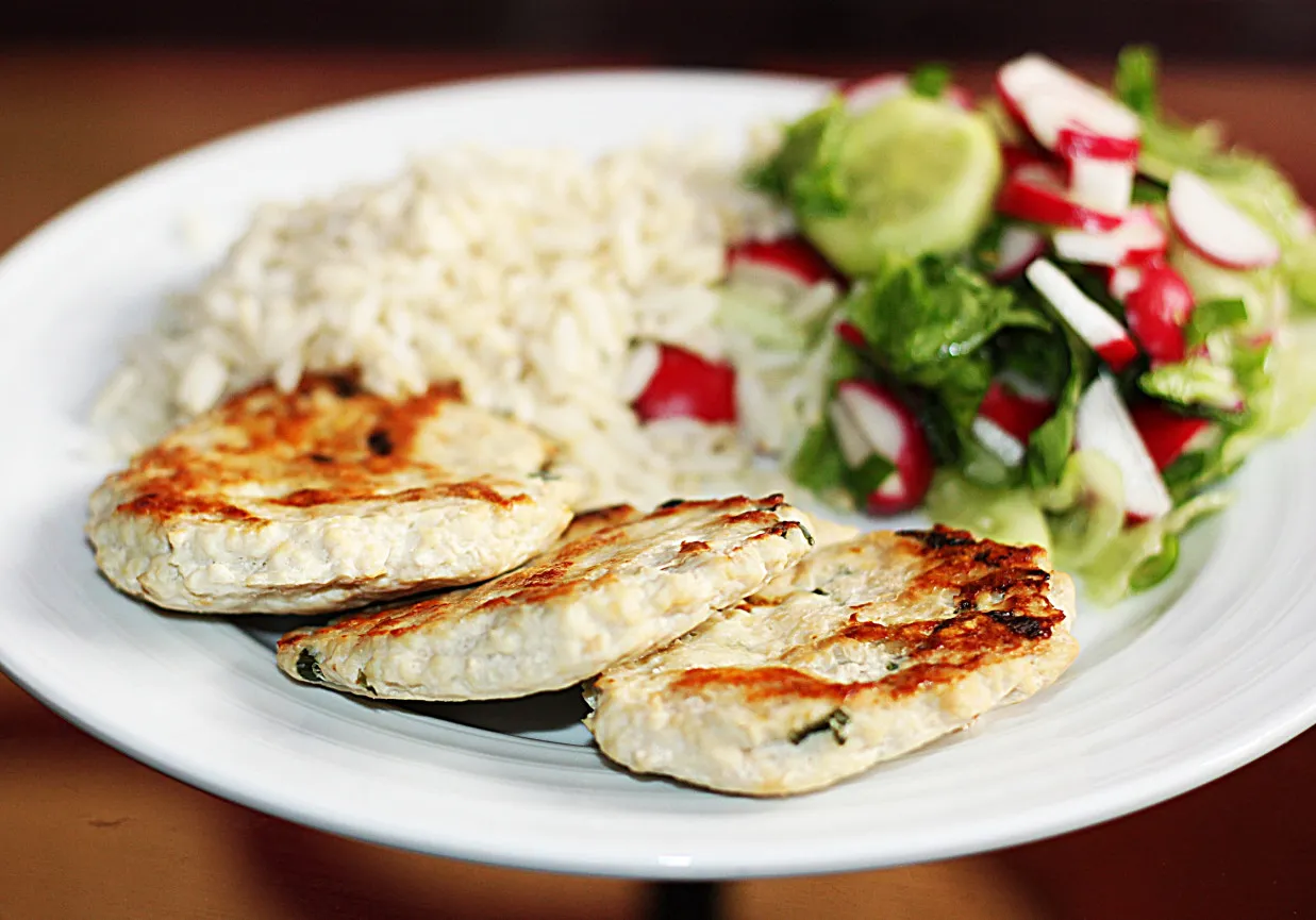 różne dania z ryżu smażonego kotletów sałatek