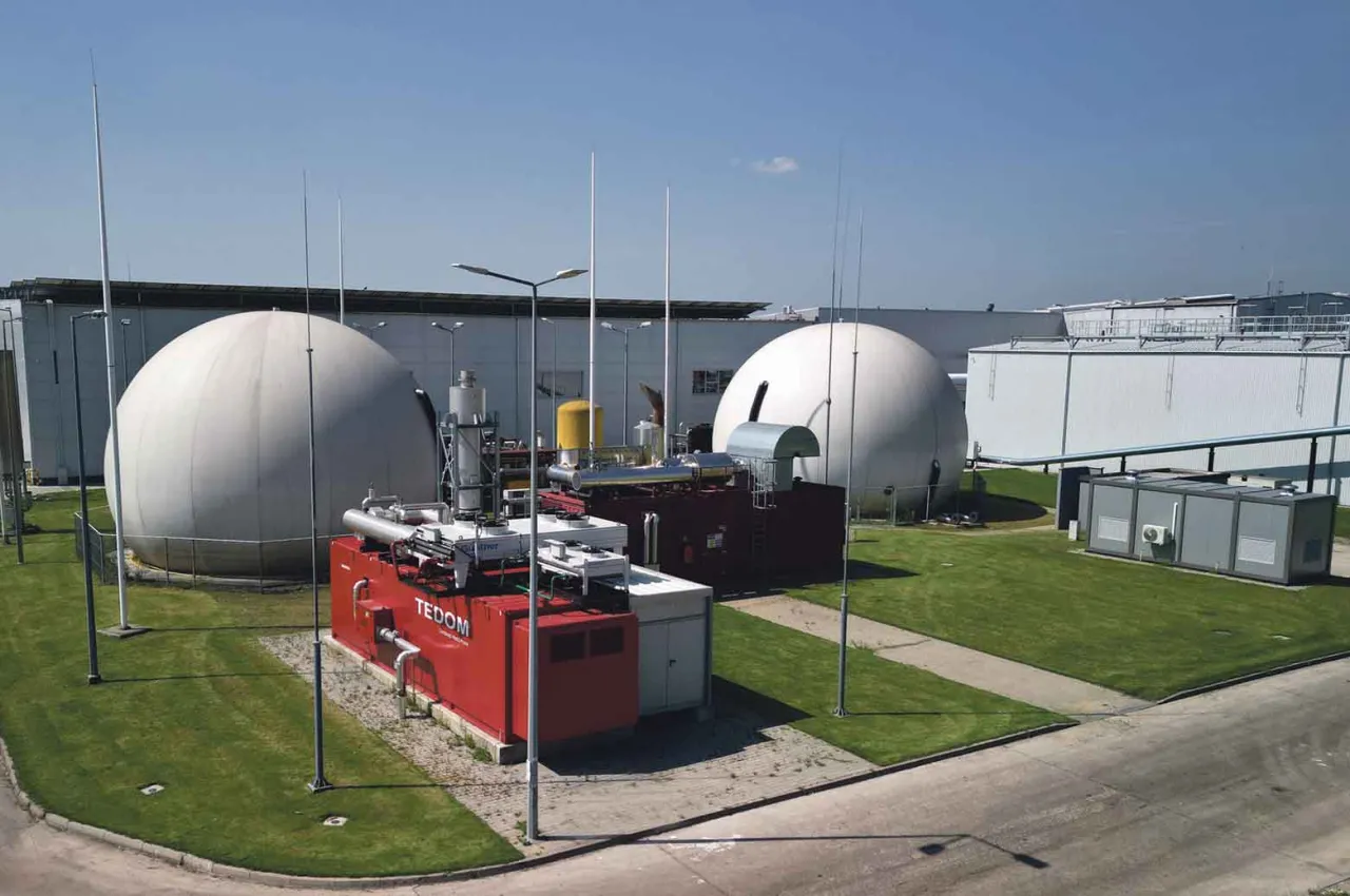 Rozw&oacute;j kogeneracji w oparciu o biogaz komunalny: instalacja z kopułami magazynującymi biogaz i jednostkami kogeneracyjnymi.