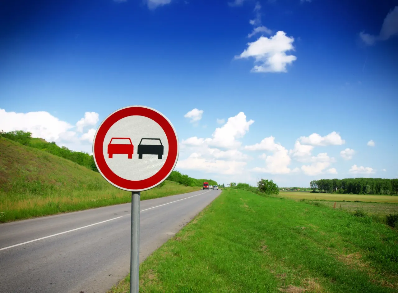 Znaki drogowe zakaz wyprzedzania ciężar&oacute;wek wyjątki