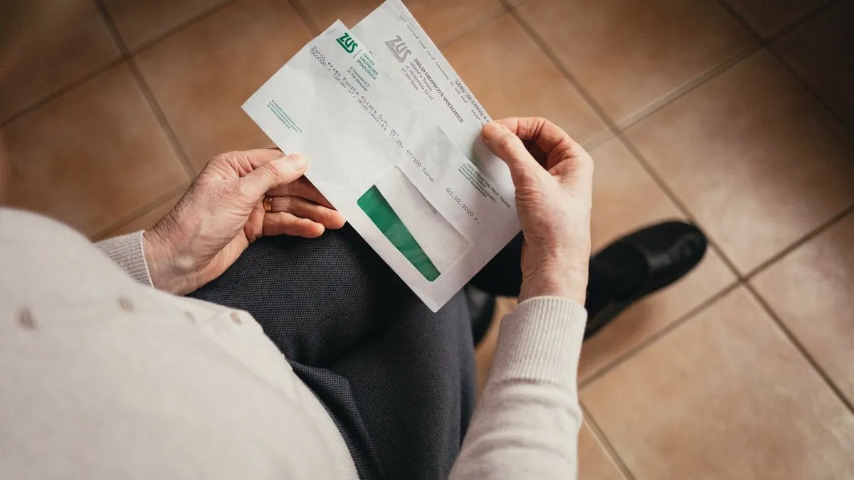 kobieta przeglądająca dokumenty ZUS