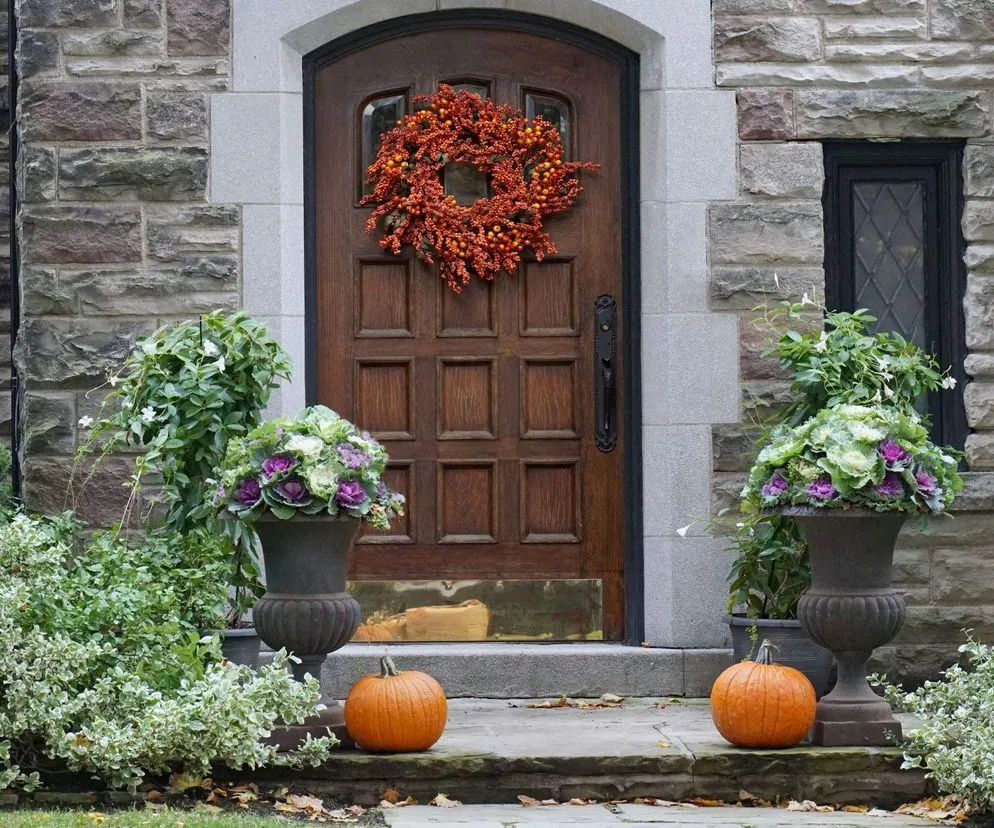 dekoracje drzwi wejściowych sezonowe