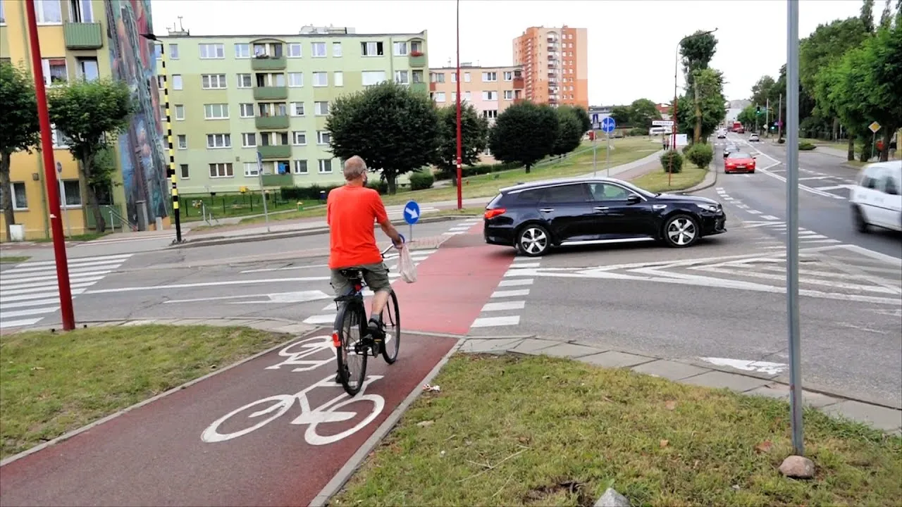 rowerzysta ustępuje pierwszeństwa pieszemu