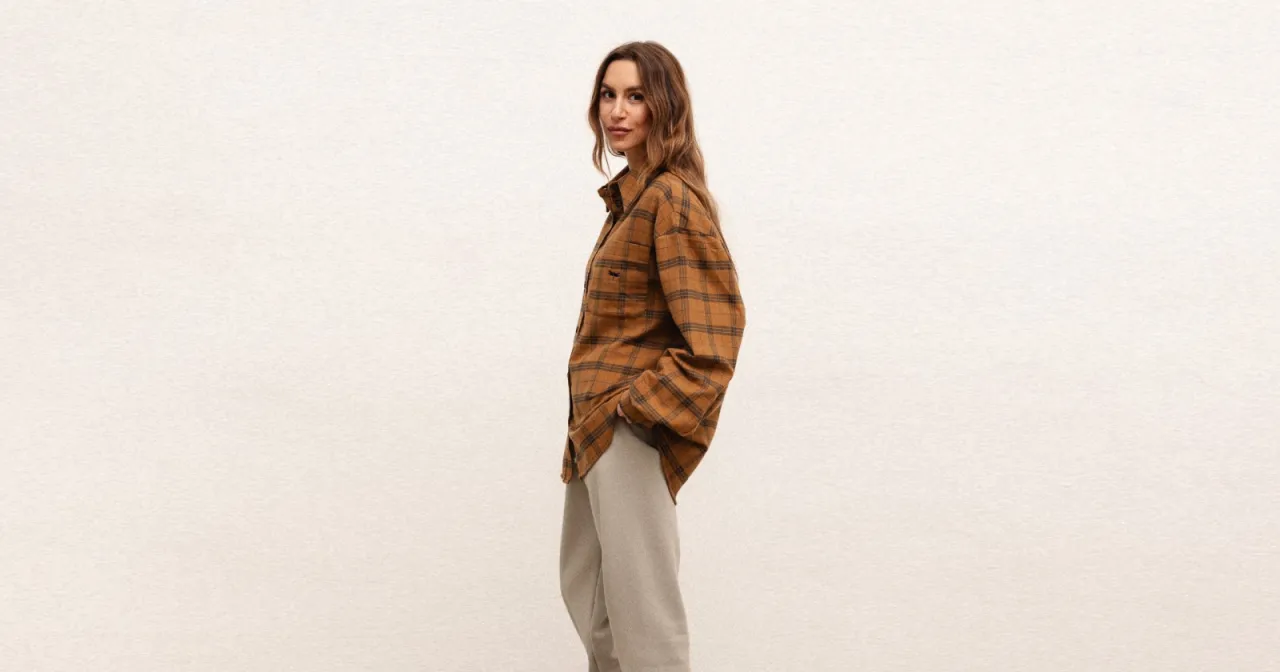 Stylizacje koszula oversize z paskiem french tuck