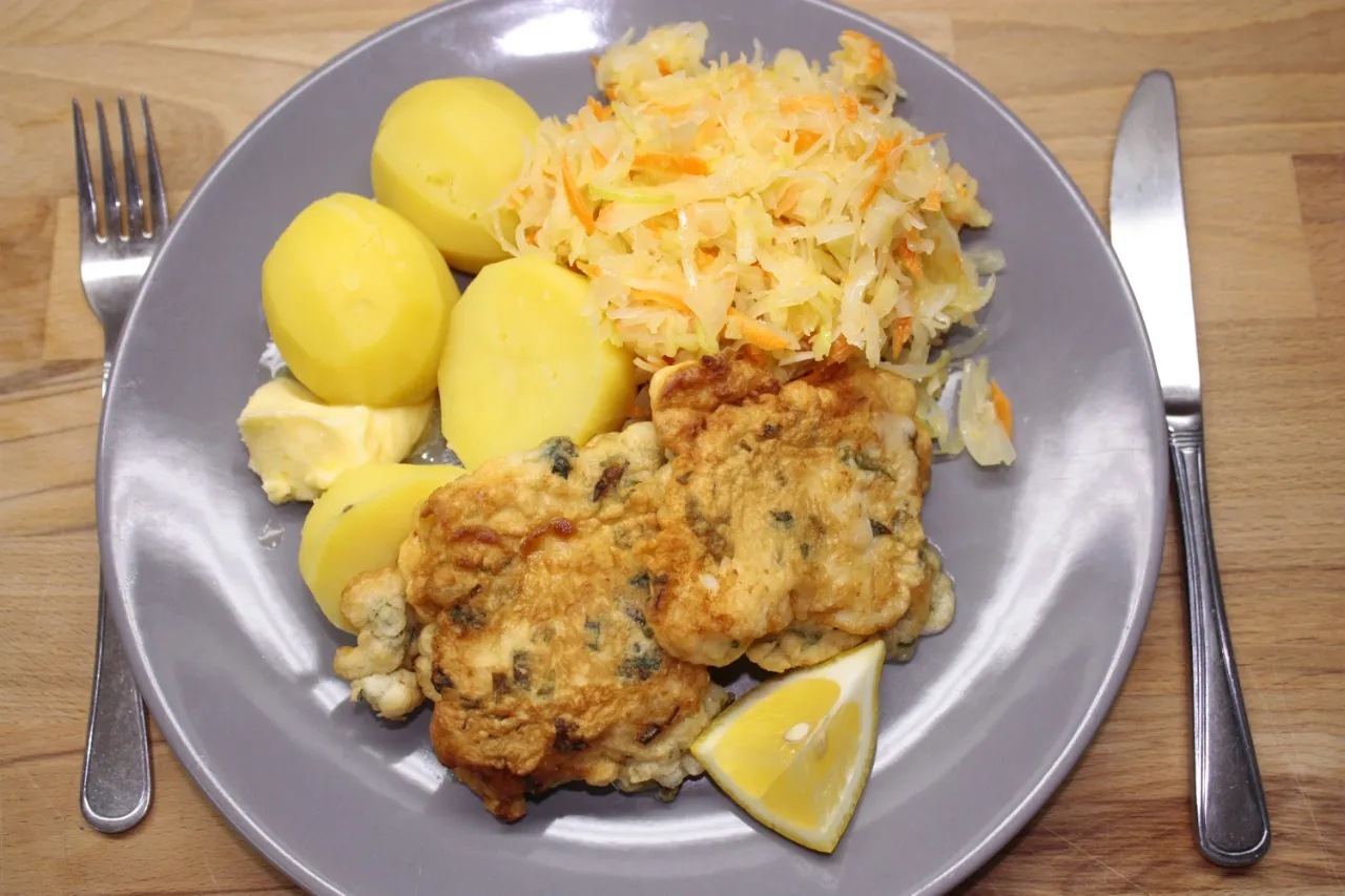 Talerz z usmażonym filetem z dorsza, frytkami i sur&oacute;wką z kapusty, z kawałkiem cytryny