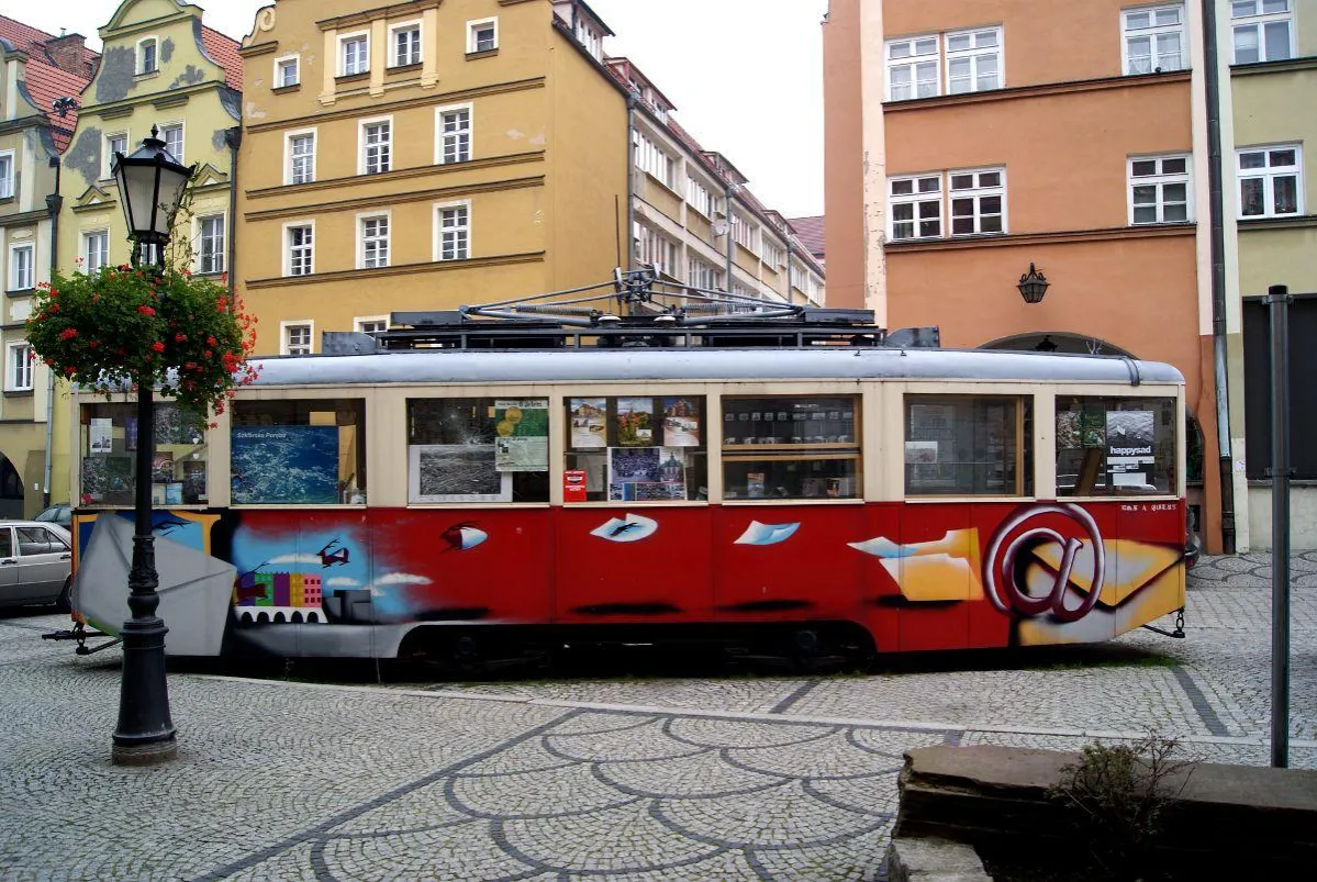 Jelenia G&oacute;ra rynek kamienice tramwaj bimbaj