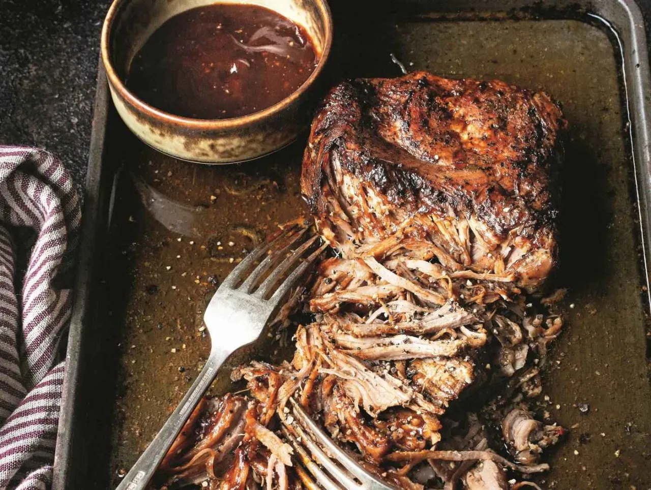 szarpana wieprzowina natarta przyprawami w naczyniu