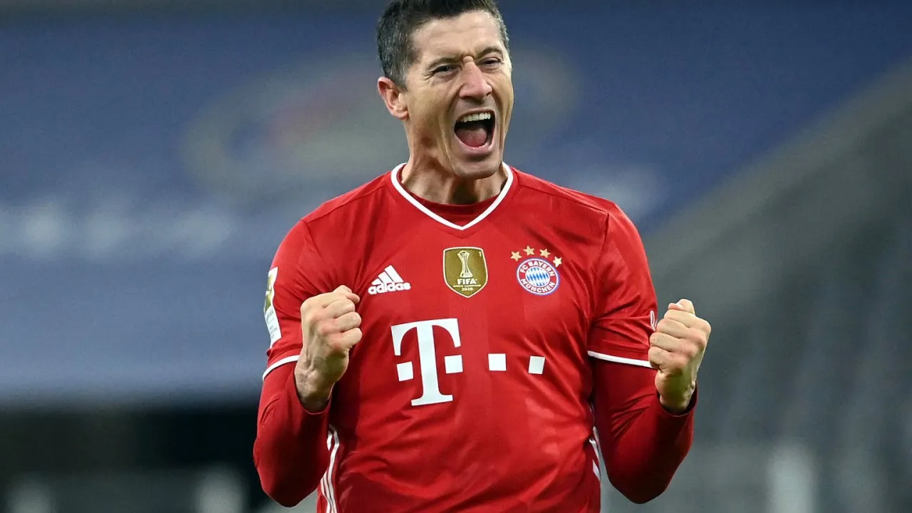 Robert Lewandowski w czerwonej koszulce Bayernu świętuje bramkę. Zastanawiasz się, ile zarabia Lewandowski na sekundę?