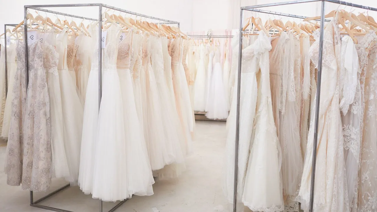 Wykres porównujący sprzedaż sukni ślubnej online i w komisie