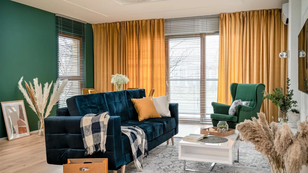 granatowa kanapa i musztardowe krzesła inspiracje