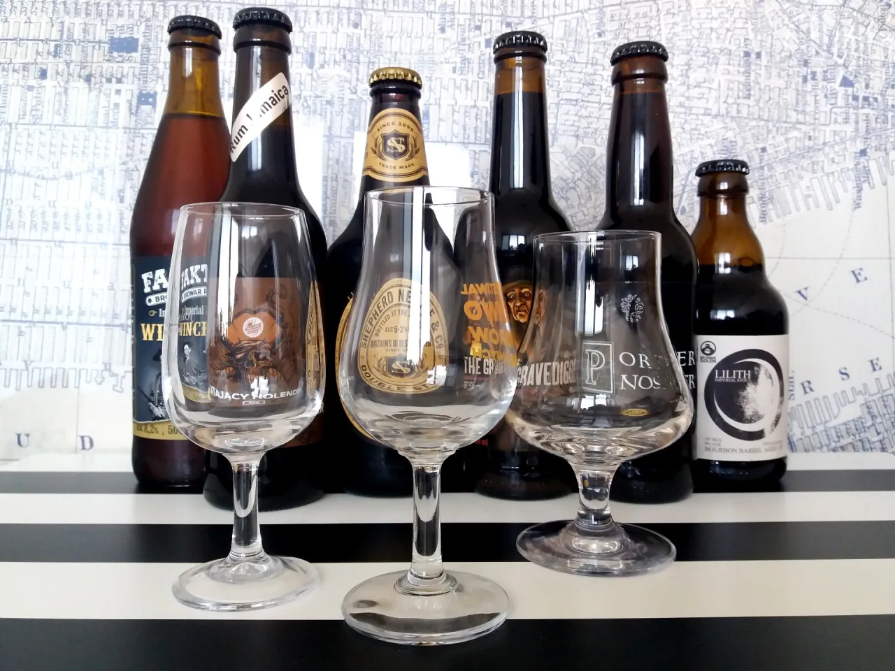 różnorodność piw rzemieślniczych butelki i szklanki