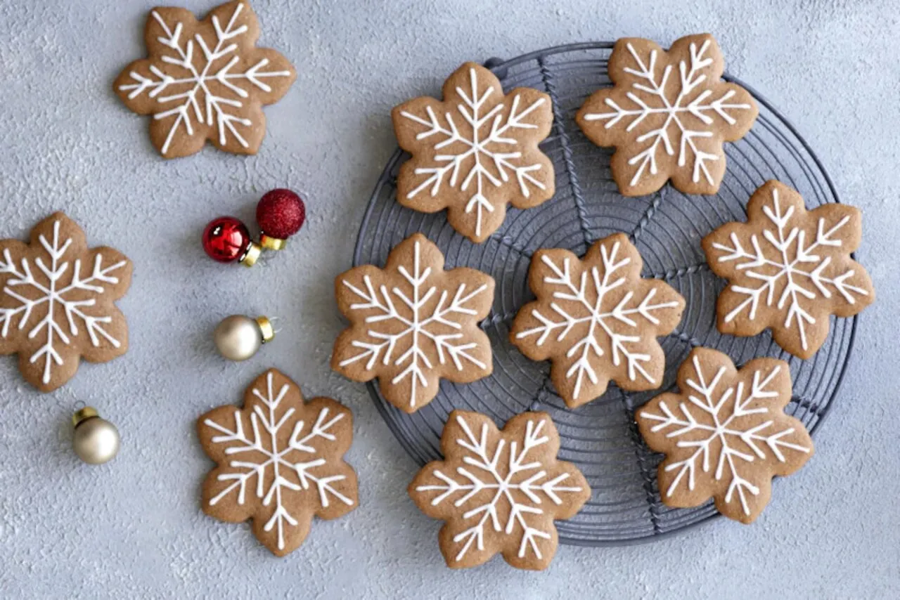 Świąteczne pierniki bezglutenowe przepis na płatki śniegu. Dekorowane białym lukrem, wyglądają jak prawdziwe ozdoby.