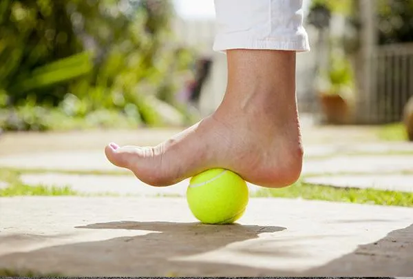 ćwiczenia na haluksy piłeczka