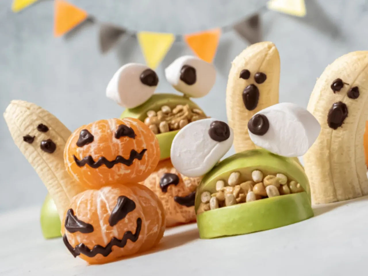 zdrowe przekąski halloweenowe banany mandarynki