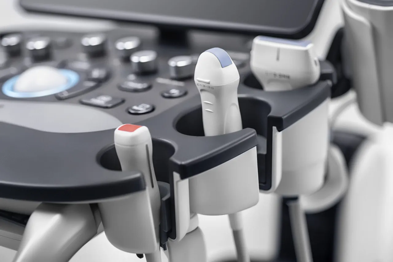 Sprzęt weterynaryjny w gabinecie, np. aparat USG, st&oacute;ł operacyjny