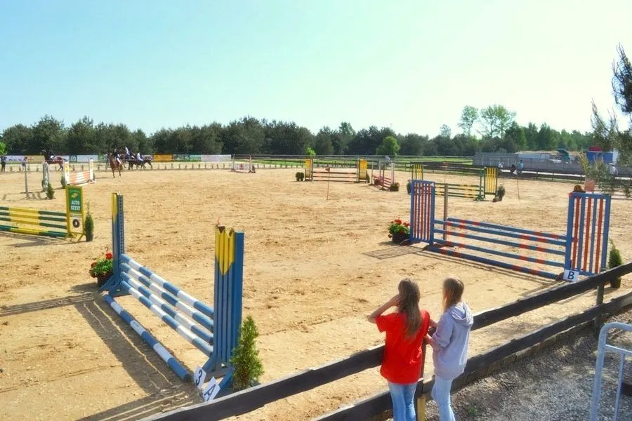 ujeżdżalnia konna z przeszkodami