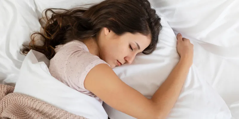 osoba śpiąca spokojnie, magnez na sen, relaksacja wieczorna