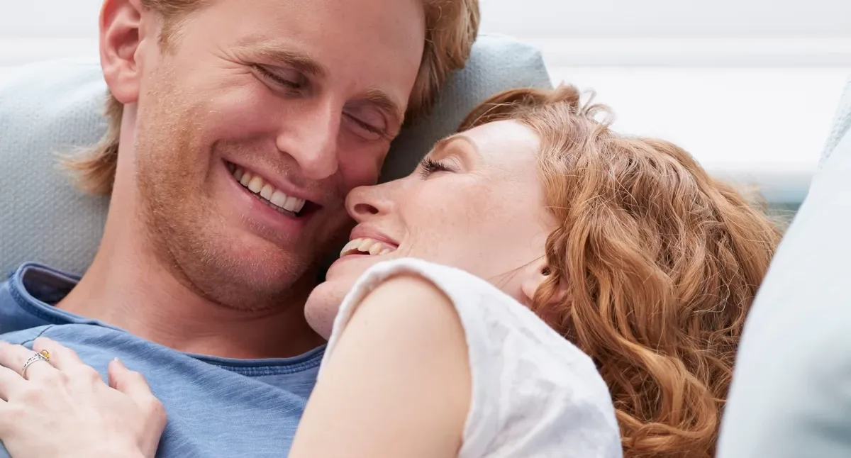 para rozmawia spokojnie o problemach, otwarta komunikacja w związku