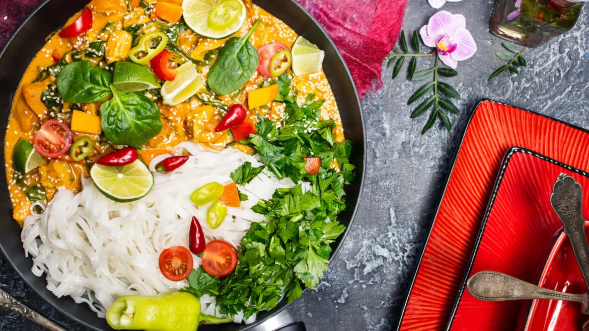 curry z dynią i kurczakiem w misce