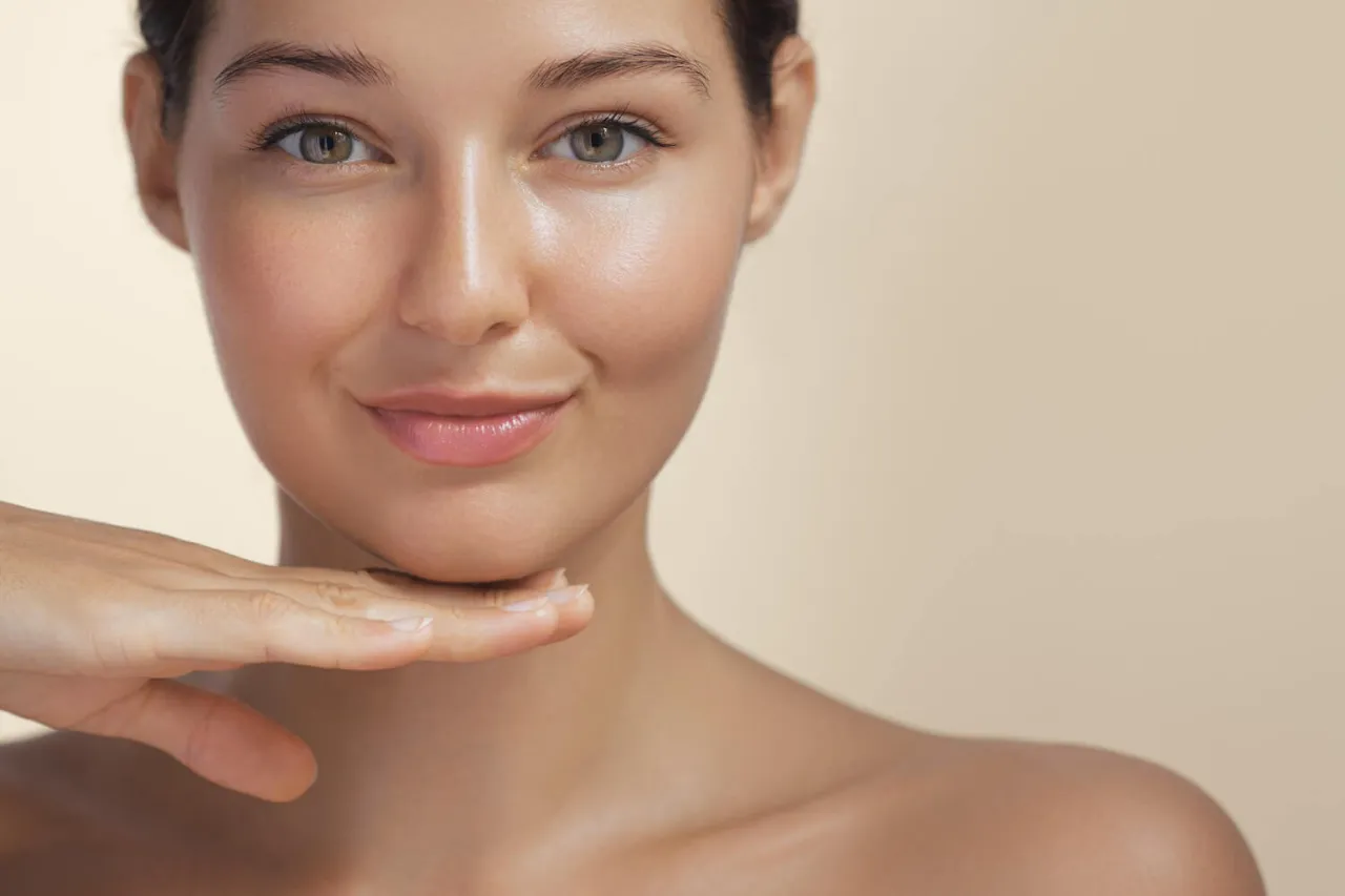 naturalna uśmiechnięta kobieta zadbana cera