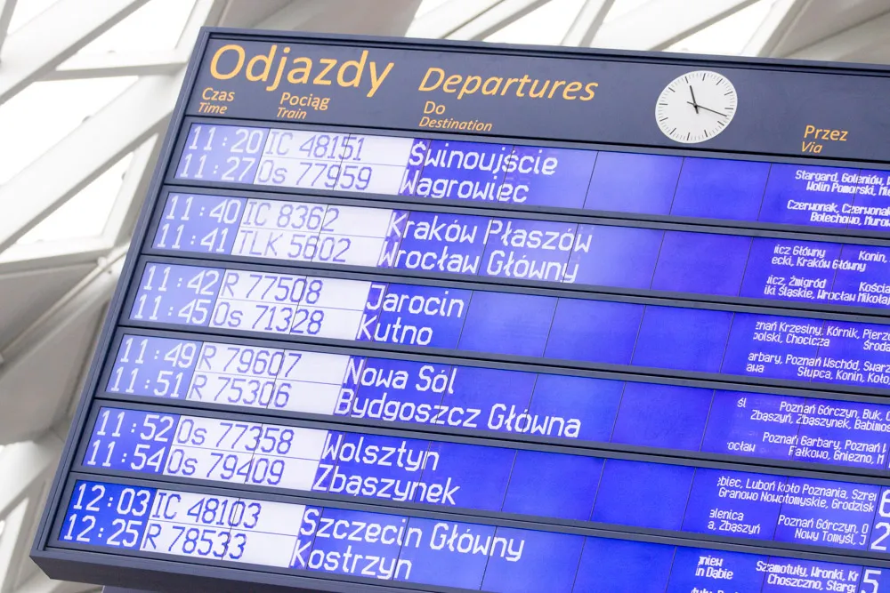 Tablica odjazdów pociągów na dworcu kolejowym