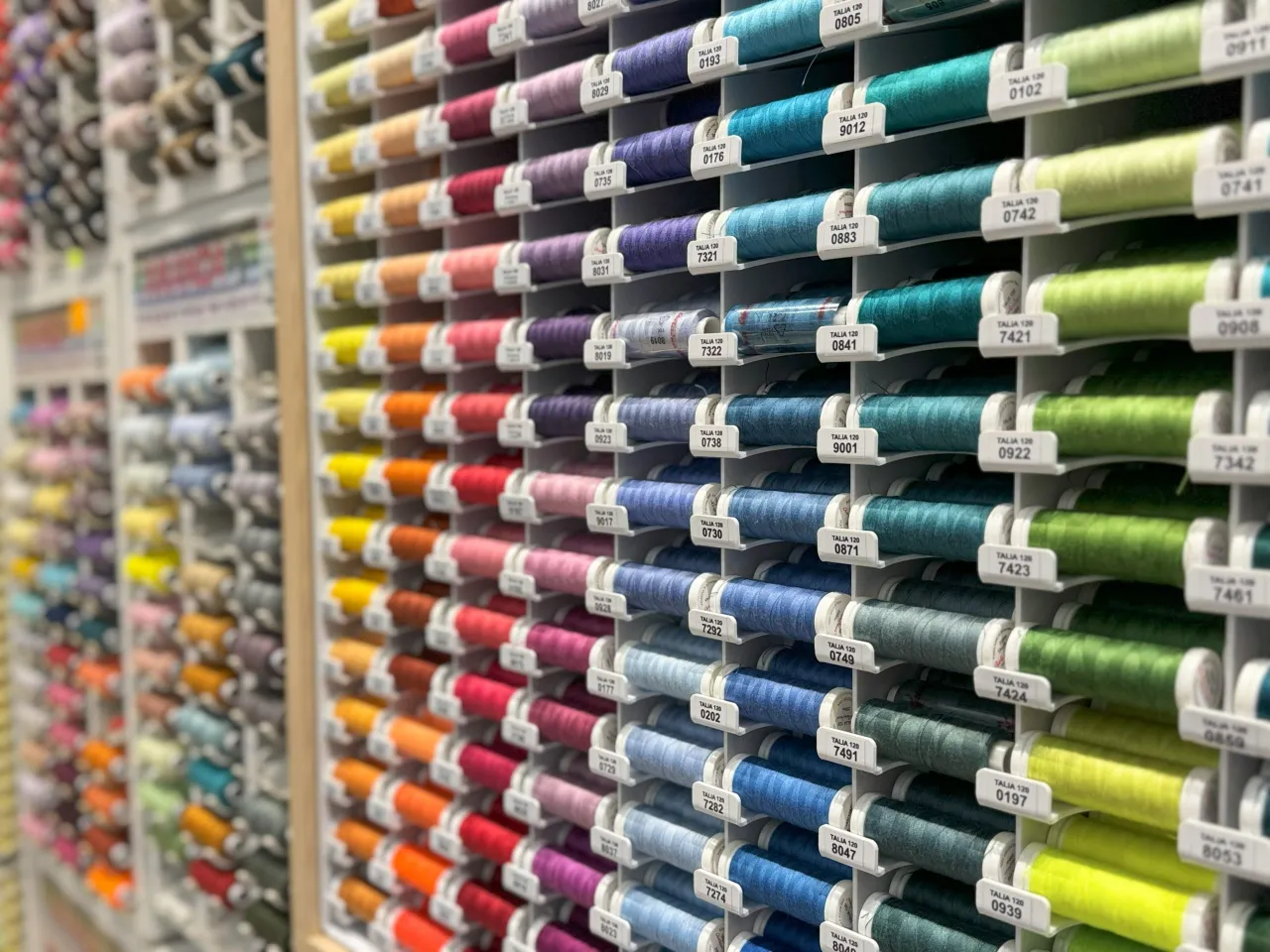 Mnóstwo kolorowych nici, idealnych do szycia, to właśnie to, co kupujemy w pasmanterii.