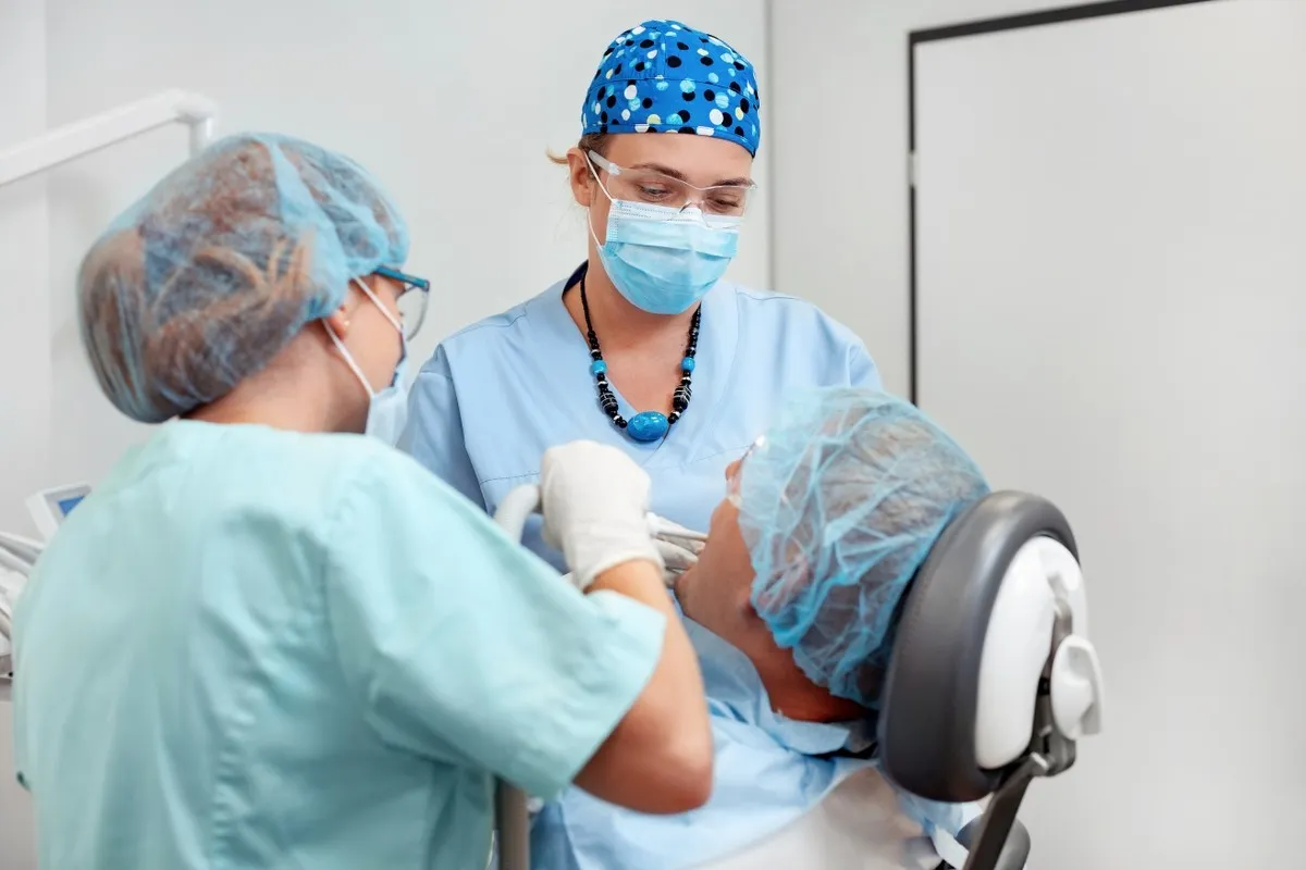 Pacjent u dentysty z protezą zębową NFZ