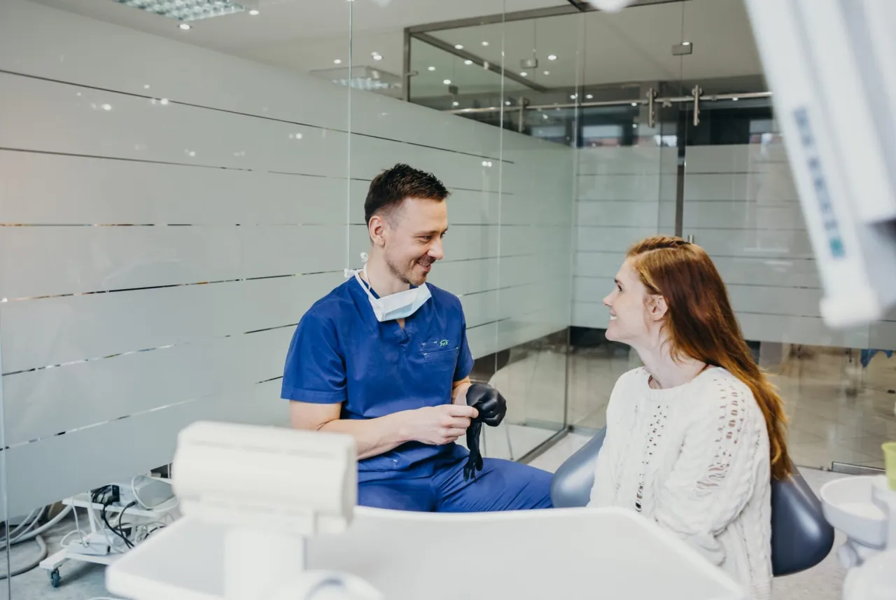 osoba z bólem zęba szukająca dentysty na telefonie