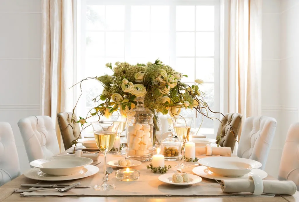 Elegancko nakryty stół z kwiatami i świecami