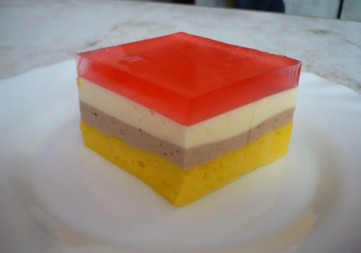 różne rodzaje ciasta przekładaniec z galaretkami