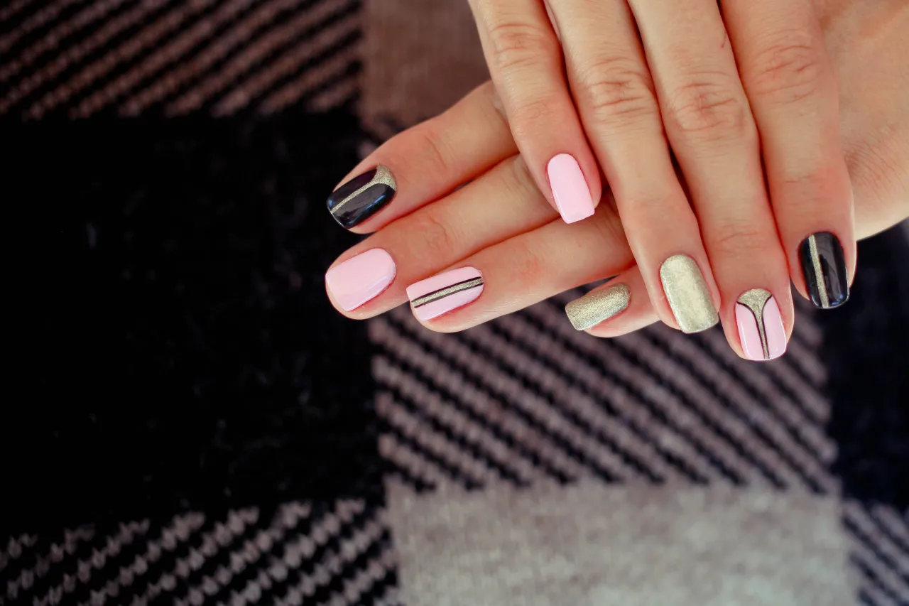 r&oacute;żne techniki paski na paznokciach