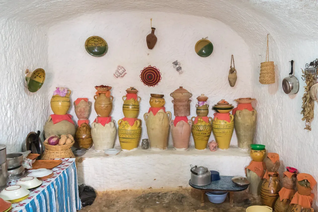 Tradycyjne naczynia gliniane, talerze i dekoracje ścienne – idealne pamiątki z Tunezji.