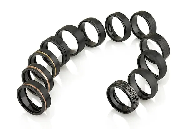 Różne materiały czarnych obrączek męskich