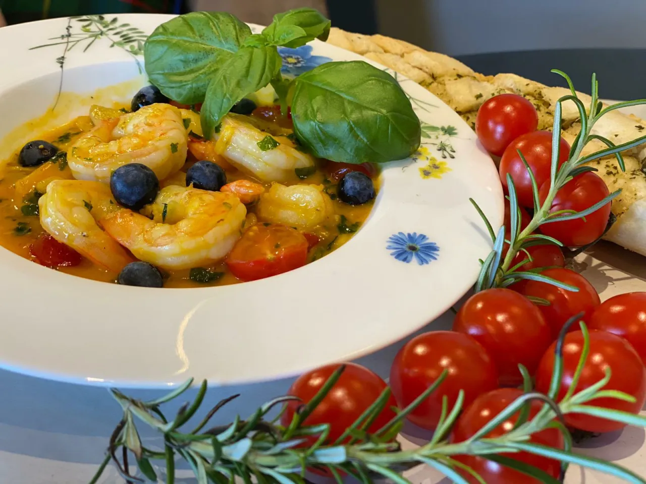 Krewetki w sosie z pomidorkami i borówkami, podane z pieczywem. Smaki jak z restauracji Oceanarium Międzyzdroje.