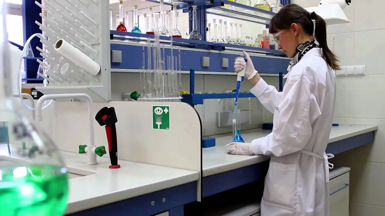 Chemik w laboratorium analiza wynagrodzeń