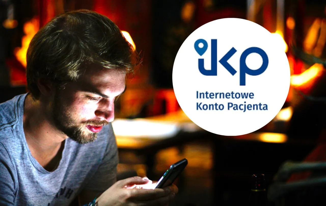 osoba korzystająca z Internetowego Konta Pacjenta na smartfonie
