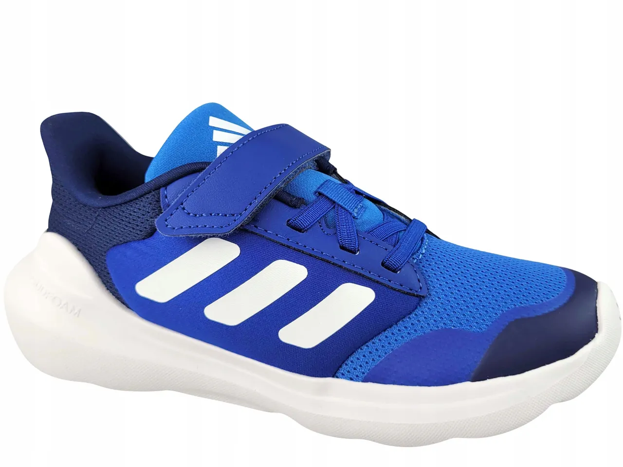 dziecko mierzy stopę, zdrowy rozwój stopy dziecka