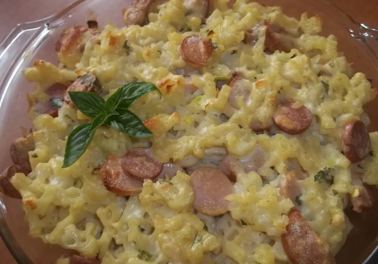 Zapiekanka makaronowa z parówkami i serem