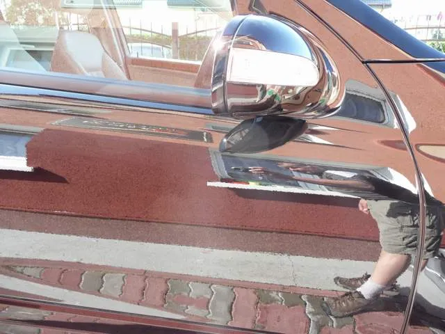 Woskowany samoch&oacute;d z efektem lustra