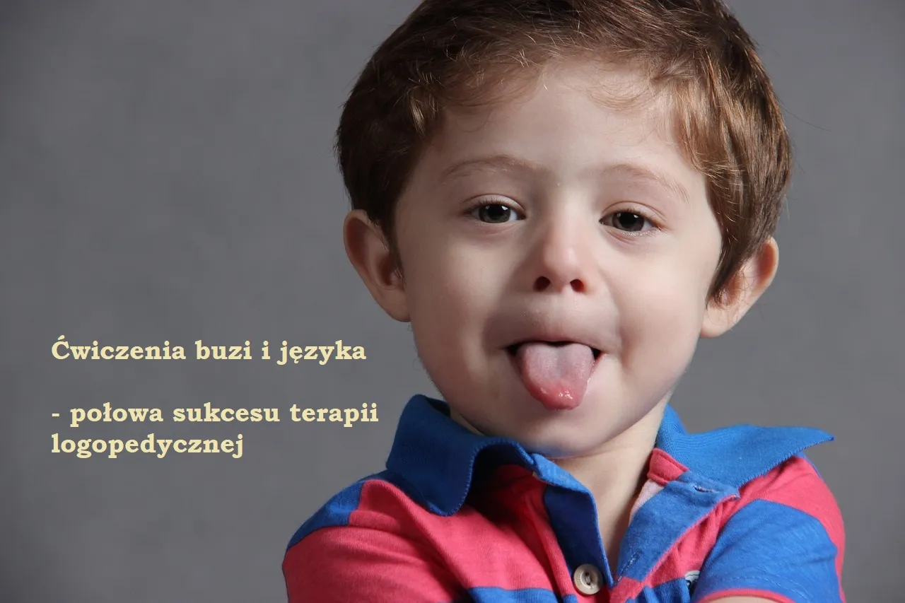 dziecko ćwiczy buzię logopedia