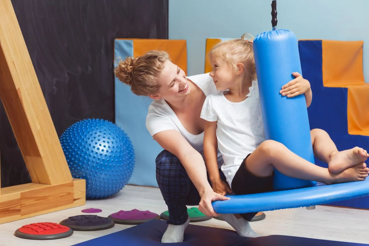 Dziecko zatykające uszy z powodu hałasu, lub dziecko szukające intensywnych wrażeń fizycznych